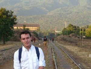 Un étudiant, Ciryl, en photo sur une voie ferrée en Tanzanie