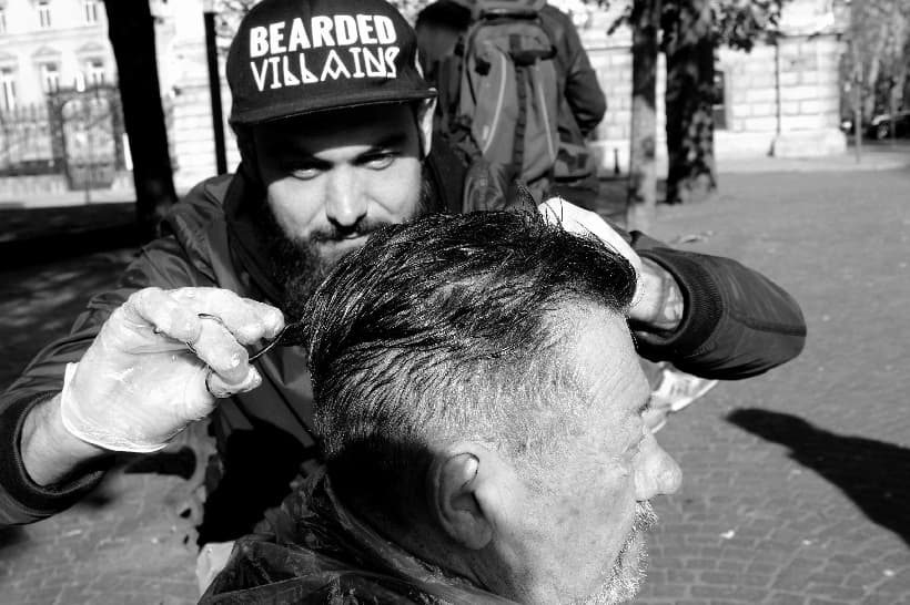 Julian laporte coiffe des sans-abris gratuitement dans la région lilloise