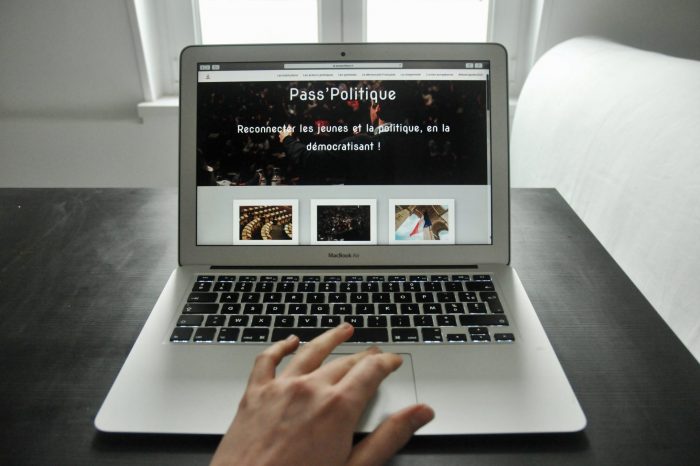 Avec le site Pass Politique, Lena Van Nieuwenhuyse tente de reconnecter les jeunes à la politique