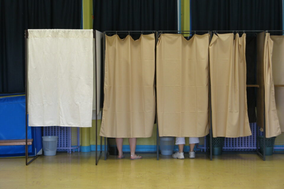 vote élections isoloir
