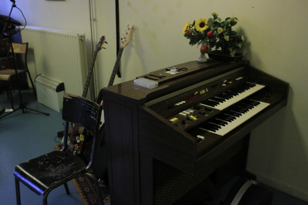 L’ensemble des instruments des Arts Soniques sont des dons qui profitent à tous les membres de l’association, à l’instar de cet orgue qui a été offert par une église.