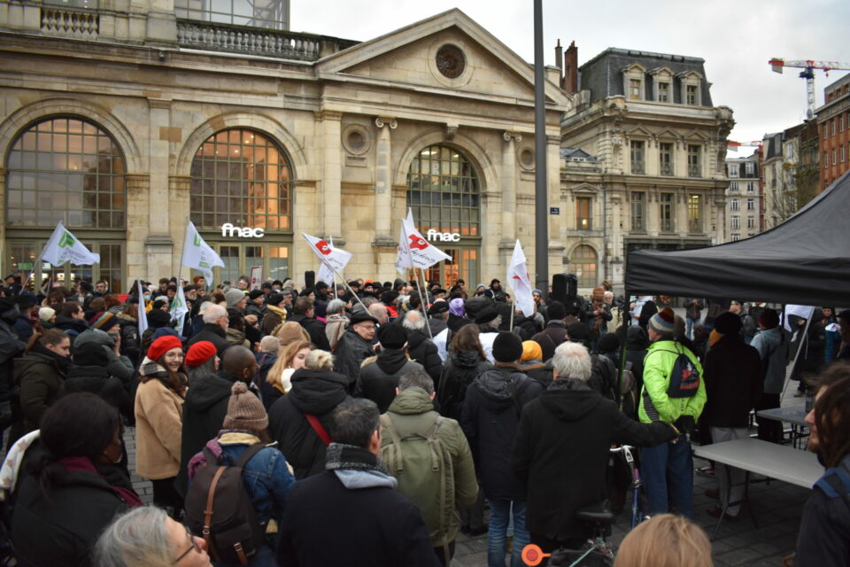 Un rassemblement contre le mal-logement, notamment des Roms, devant la Gare Lille Flandres, le 26 janvier © Théodore Donguy