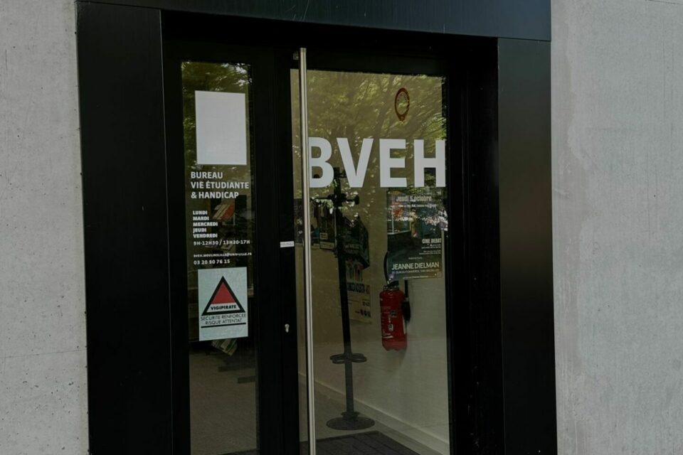 porte d'entrée du bureau de la vie étudiante handicapée à la faculté de droit de Lille