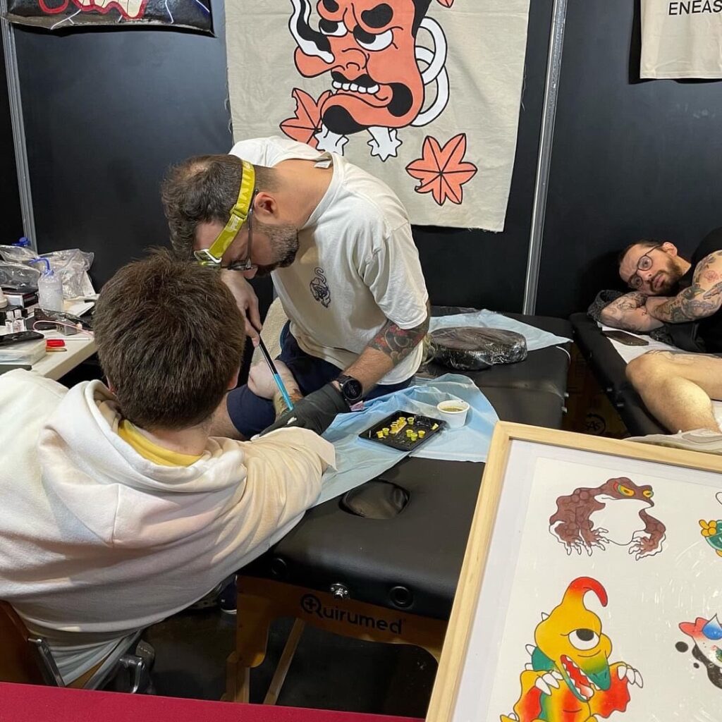 Tatouage au handpoke, technique ancestrale de tatouage à la main, salon du tatouage de Lille