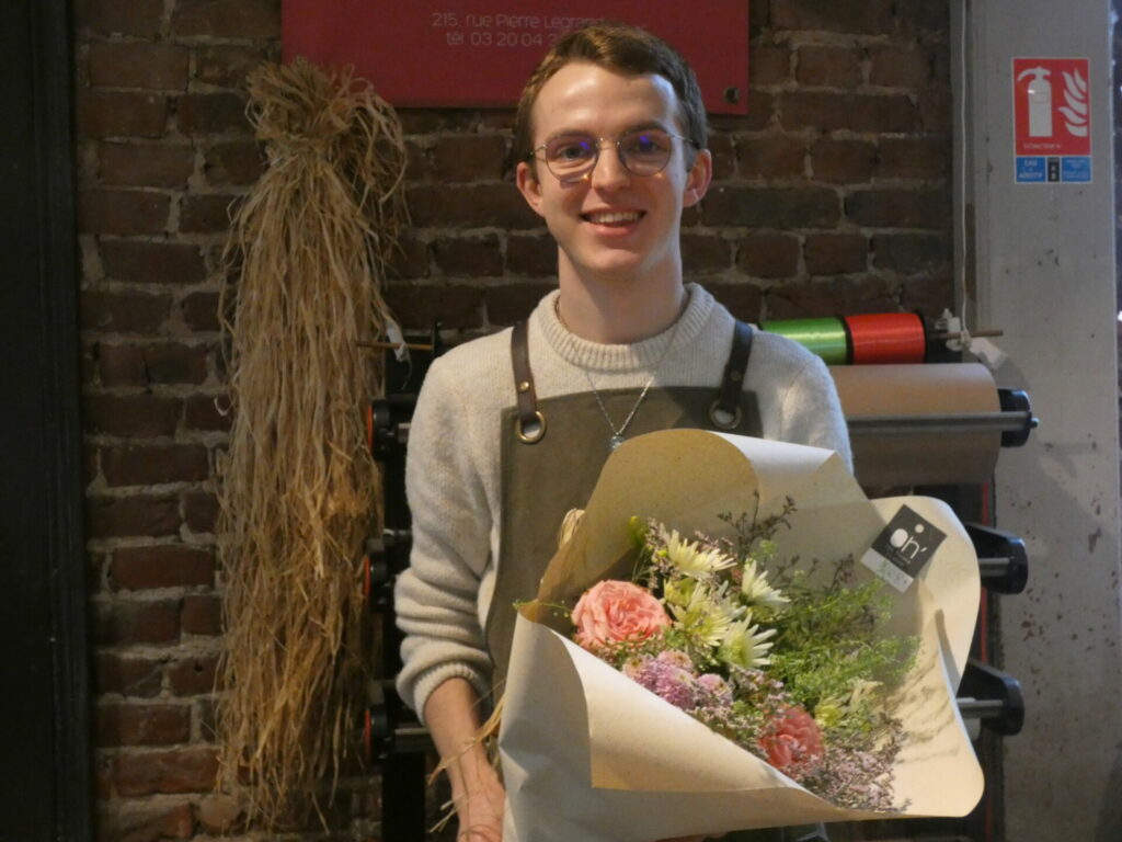 Thibault Defour, fleuriste au magasin Oh Les Fleurs!, utilise Yper plusieurs fois par semaine ©Louise Basson