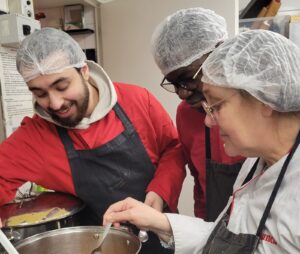 Béatrice et ses collègues du jour finalisent les recettes