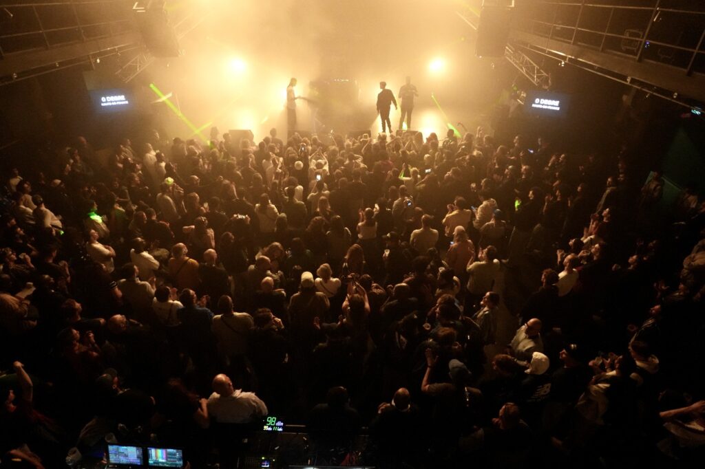 Le public du FLOW devant la performance de 0 DEGRES lors de la finale du Buzz Booster edition 2024 - JEFLEO