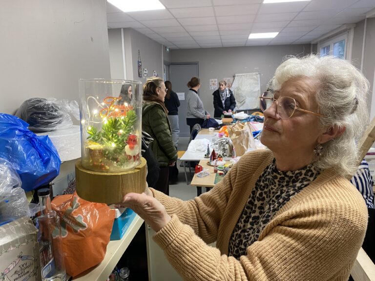 Annie, exposant fièrement leurs créations