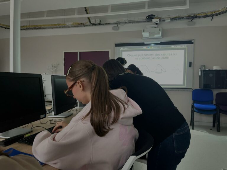 Activité ludique où les filles expérimentent les logiques « et » / « ou » pour comprendre le système de python. Atelier du 5/11/2025.