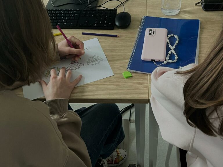 Activité ludique où les filles expérimentent les logiques « et » / « ou » pour comprendre le système de python. Atelier du 5/11/2025.