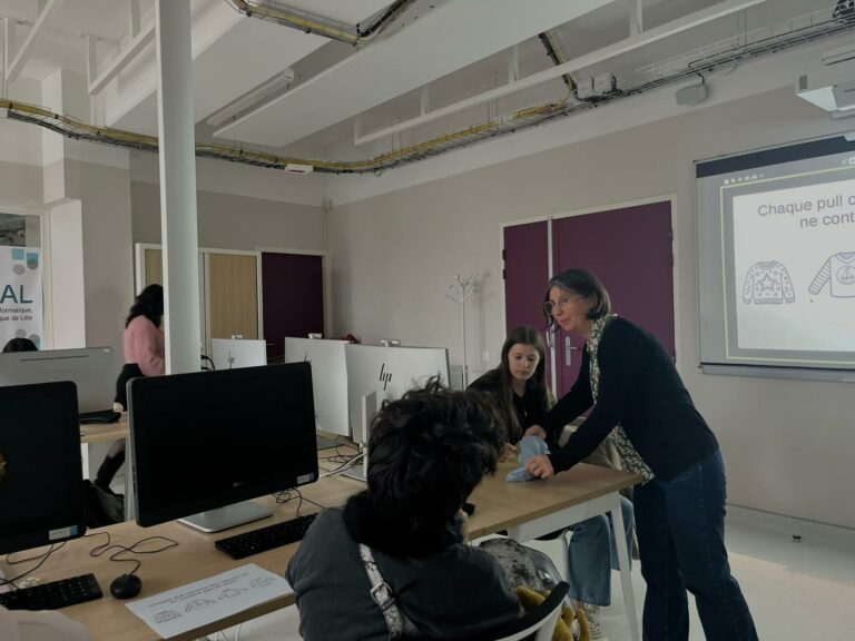 Hélène Touzet, co-fondatrice de l’association Les Pixelles pendant l’atelier du mercredi 5 novembre sur le campus cité scientifique.