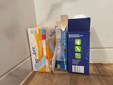 Serviette hygiénique et tampon à disposition gratuitement dans les toilette du café les Sarazins