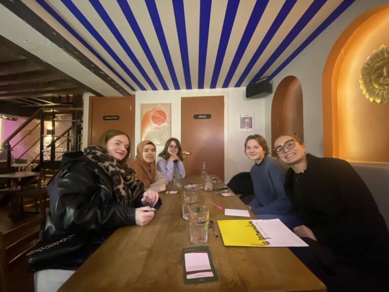Au Paloma Bar le 26 octobre, cinq participantes partagent un moment d’écoute et de confiance (de gauche à droite : Lola, Selma, Victoria, Amélie et Lilie)