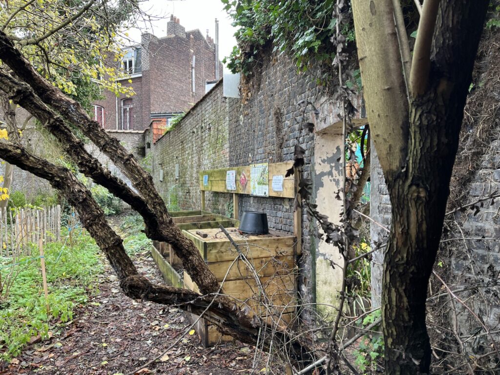 Les compostes du jardin des Maguettes du réseau AJONC, photo Maxence Oudotte