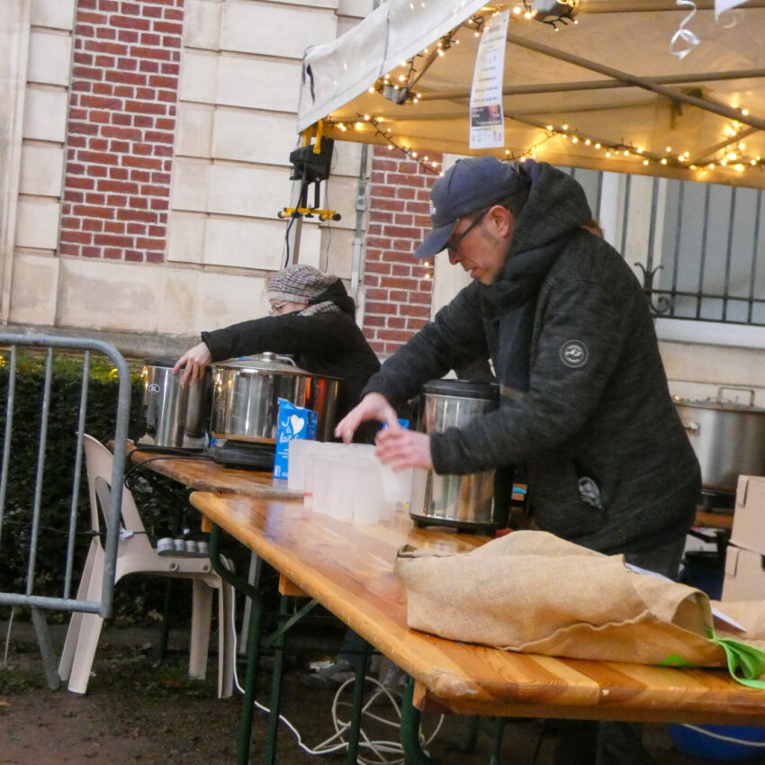 Bénévoles servant de la soupe et chocolat chaud gratuitement
