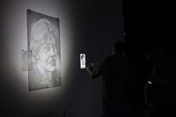Le spectateur est actif, c'est en l'éclairant avec son portable que ce portrait que ce portrait de Lou Andreas-Salomé devient visible.